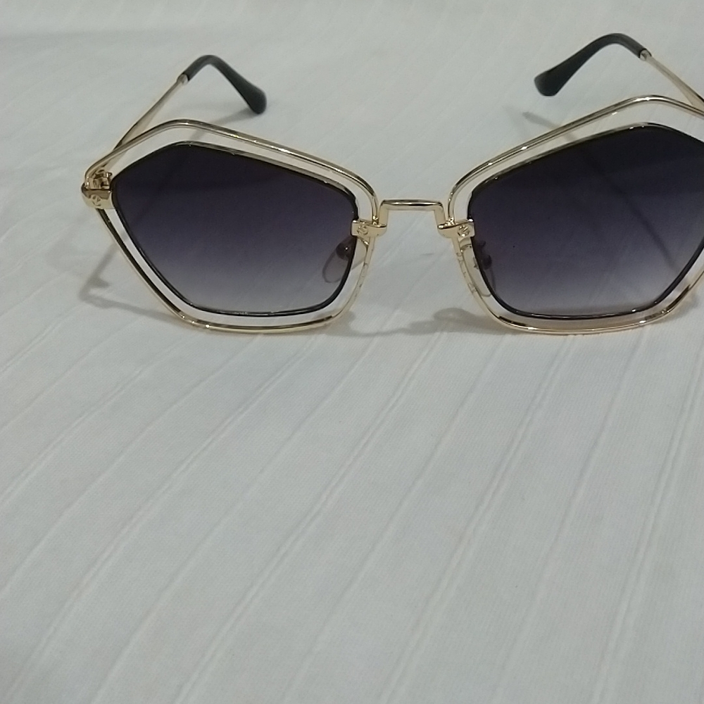 Stylish metallic women's sunglass with box - Picture 3 of 5